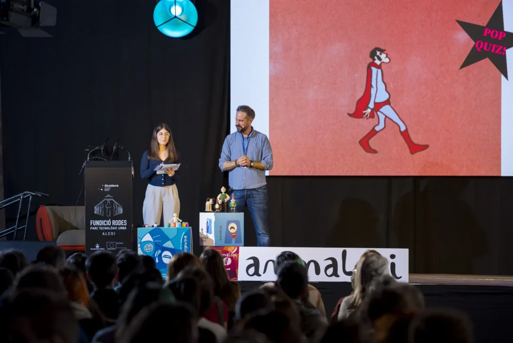 Raquel Ribera interpretando en consecutiva sobre el escenario del Festival Animalcoi junto al animador Stuart Messinger