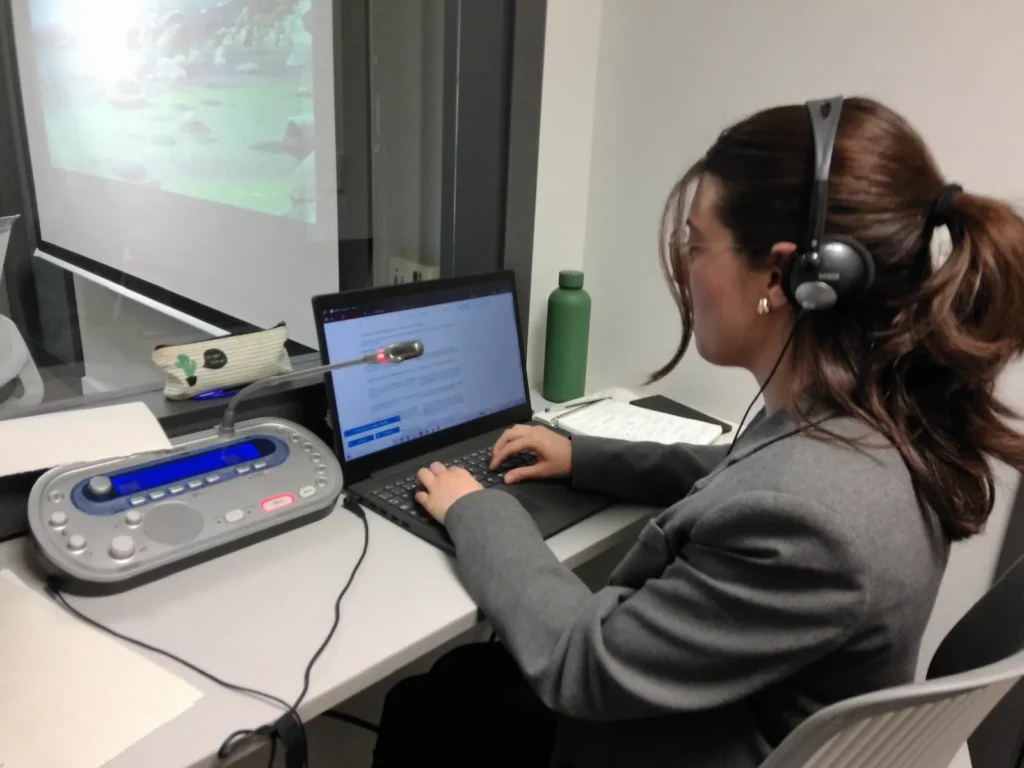 Raquel Ribera trabajando con un portátil en un proyecto de localización web y de software