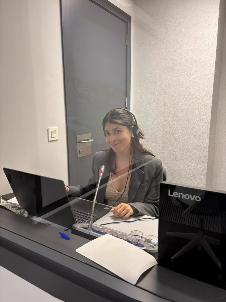 Raquel Ribera sonriendo en una cabina de interpretación simultánea
