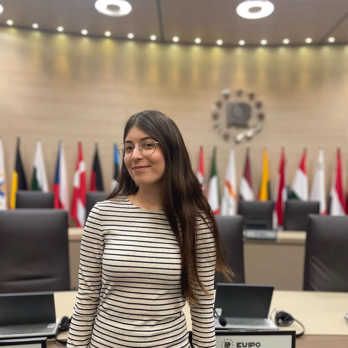 Retrato de Raquel Ribera, intérprete de conferencias y traductora, en la sala de reuniones de la EUIPO