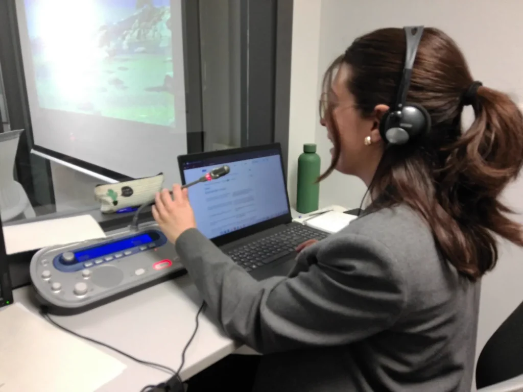Raquel Ribera revisando una traducción en la pantalla de su portátil
